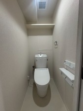 川西市久代、マンションのトイレ画像です