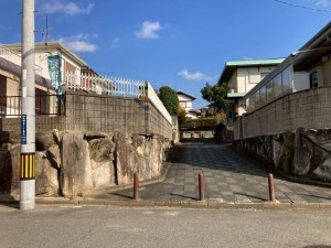川西市水明台、中古一戸建ての前面道路を含む現地写真画像です