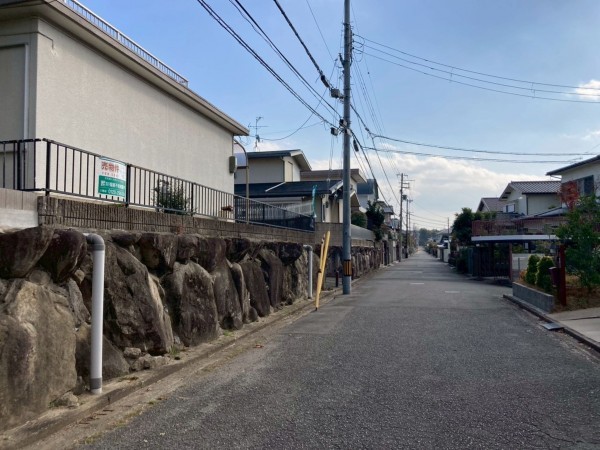 川西市水明台、中古一戸建ての前面道路を含む現地写真画像です