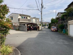 川西市清和台、土地の前面道路を含む現地写真画像です