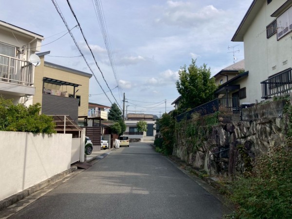 川西市清和台、土地の前面道路を含む現地写真画像です