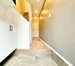 川西市美園町、中古一戸建ての玄関画像です