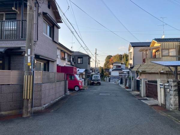 川西市東畦野、中古一戸建ての前面道路を含む現地写真画像です