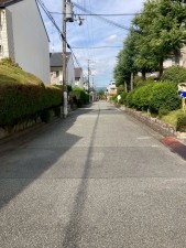 川西市清和台、マンションの前面道路を含む現地写真画像です
