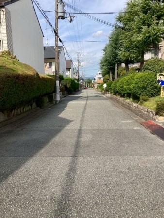 川西市清和台、マンションの前面道路を含む現地写真画像です