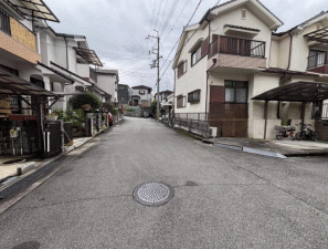川西市西畦野、中古一戸建ての前面道路を含む現地写真画像です