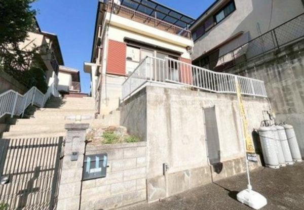 川西市錦松台、中古一戸建ての外観画像です