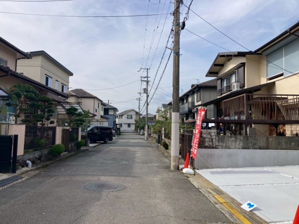 川西市向陽台、新築一戸建ての前面道路を含む現地写真画像です