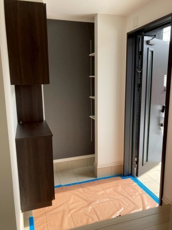 川西市向陽台、新築一戸建ての玄関画像です