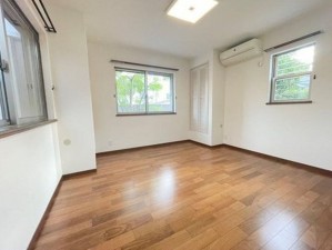 川西市けやき坂、中古一戸建ての寝室画像です