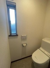 川西市けやき坂、中古一戸建てのトイレ画像です