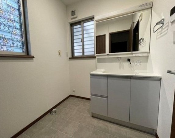 川西市けやき坂、中古一戸建ての洗面画像です