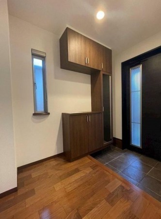 川西市けやき坂、中古一戸建ての玄関画像です