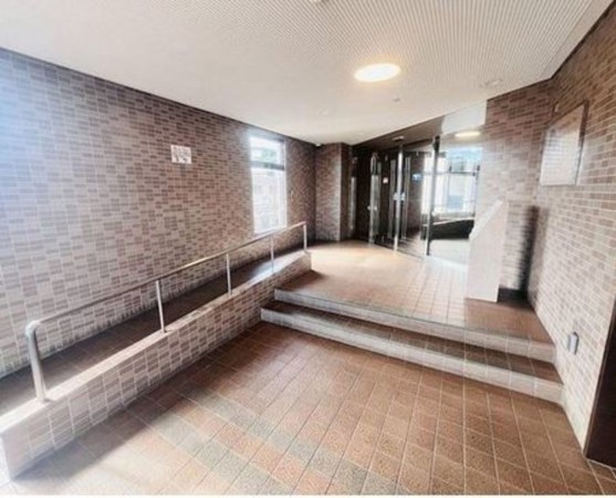 川西市平野、マンションのエントランス画像です