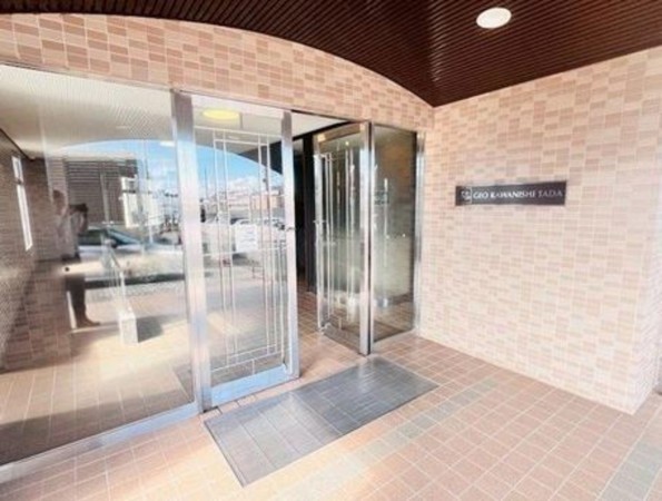 川西市平野、マンションのエントランス画像です