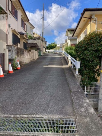 川西市新田、マンションの前面道路を含む現地写真画像です