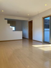 川西市南野坂、中古一戸建ての居間画像です