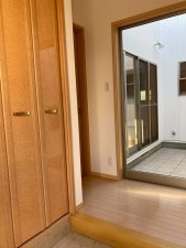 川西市南野坂、中古一戸建ての玄関画像です