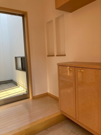 川西市南野坂、中古一戸建ての玄関画像です