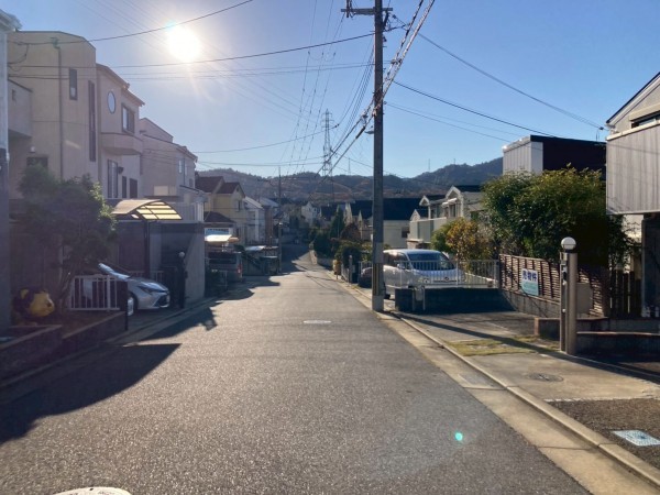 川西市南野坂、中古一戸建ての前面道路を含む現地写真画像です