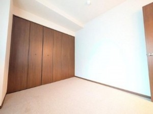 川西市新田、マンションの寝室画像です