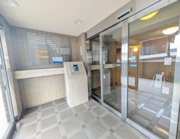 川西市新田、マンションのエントランス画像です