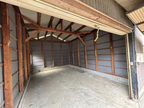 川西市一庫、中古一戸建ての駐車場画像です