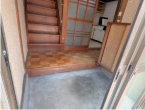 川西市絹延町、中古一戸建ての玄関画像です