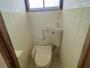 川西市絹延町、中古一戸建てのトイレ画像です
