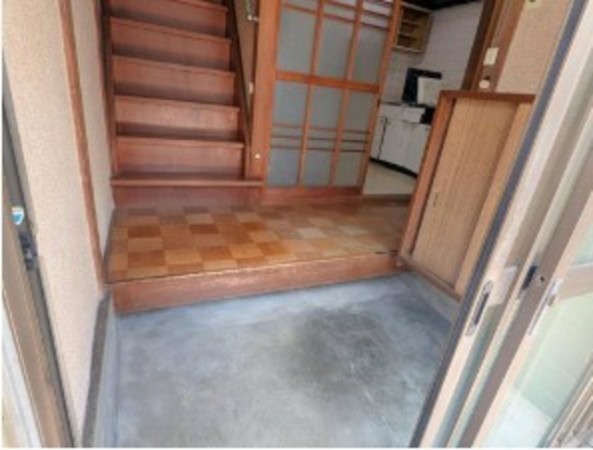 川西市絹延町、中古一戸建ての玄関画像です