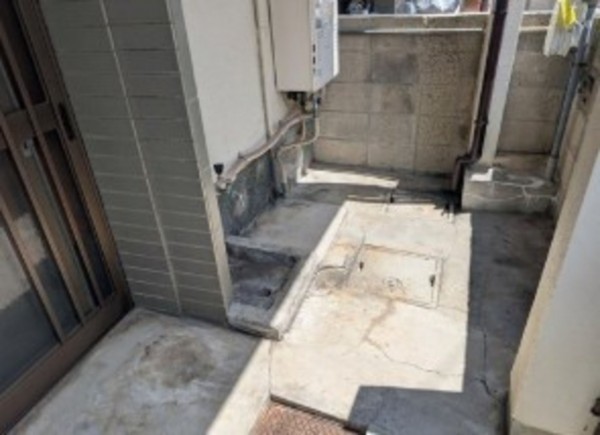 川西市絹延町、中古一戸建ての玄関画像です