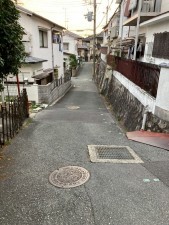 川西市平野、中古一戸建ての前面道路を含む現地写真画像です