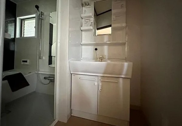 川西市久代、中古一戸建ての洗面画像です