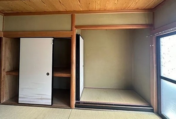 川西市久代、中古一戸建ての居間画像です