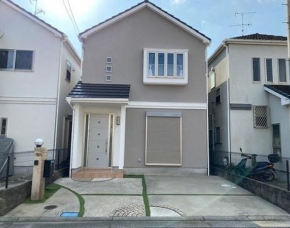 川西市新田、中古一戸建ての外観画像です