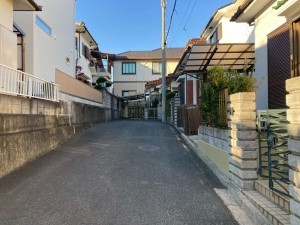 川西市新田、中古一戸建ての前面道路を含む現地写真画像です
