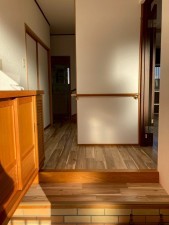 川西市新田、中古一戸建ての玄関画像です