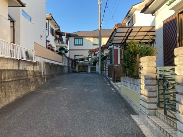 川西市新田、中古一戸建ての前面道路を含む現地写真画像です