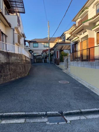 川西市新田、中古一戸建ての前面道路を含む現地写真画像です