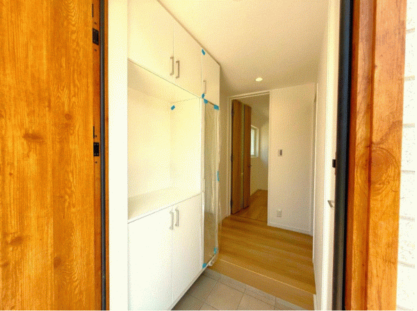 川西市松が丘町、新築一戸建ての玄関画像です