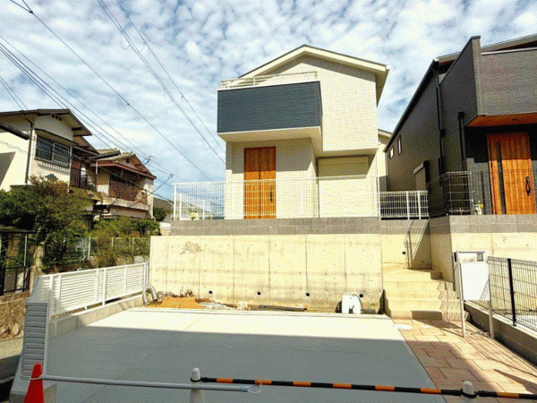 川西市松が丘町、新築一戸建ての外観画像です