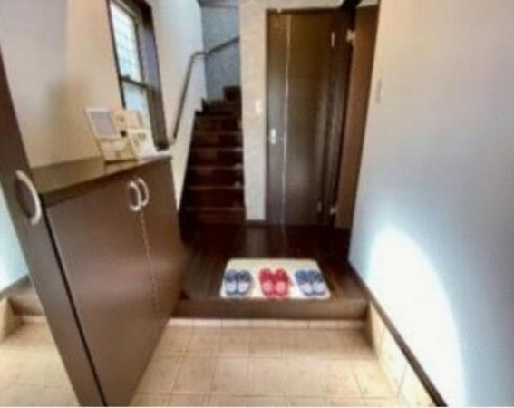 川西市長尾町、中古一戸建ての玄関画像です