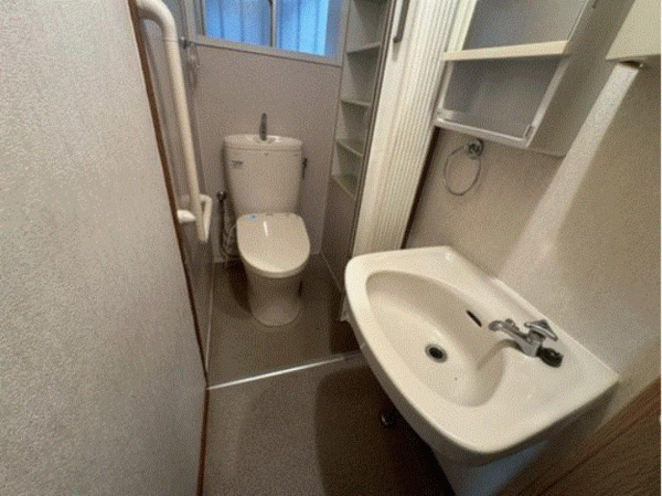 川西市南花屋敷、中古一戸建ての洗面画像です