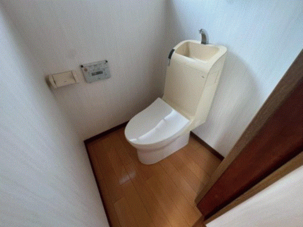 川西市南花屋敷、中古一戸建てのトイレ画像です