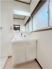 川西市矢問、中古一戸建ての洗面画像です