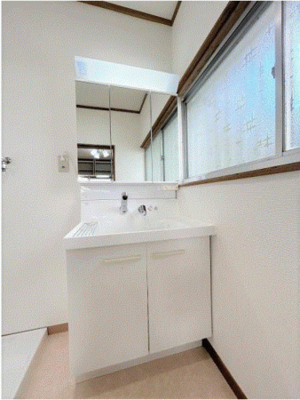 川西市矢問、中古一戸建ての洗面画像です