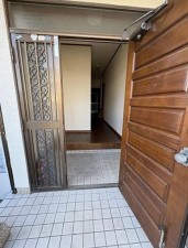 川西市萩原、中古一戸建ての玄関画像です