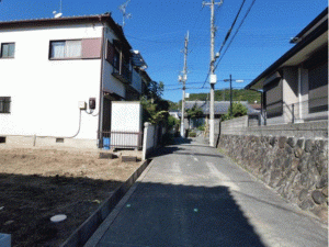 川西市山下町、新築一戸建ての前面道路を含む現地写真画像です