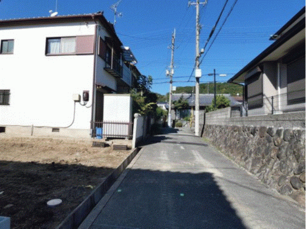 川西市山下町、新築一戸建ての前面道路を含む現地写真画像です