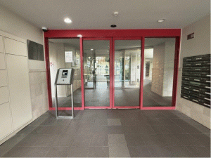 川西市丸山台、マンションのエントランス画像です